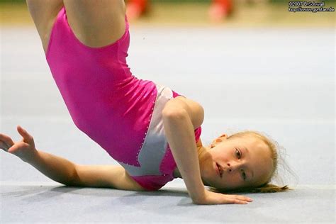 nackt gymnastik|Hübsche Turnermädchen ziehen sich aus, um sich besser